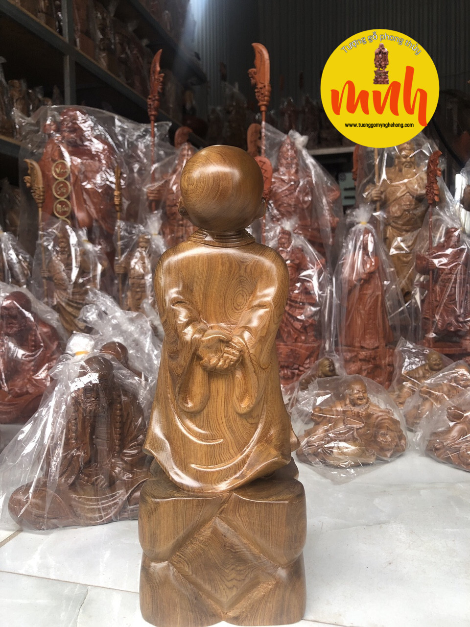 Tượng Chú Tiểu Vạn Sự Tùy Duyên Gỗ Bách Xanh